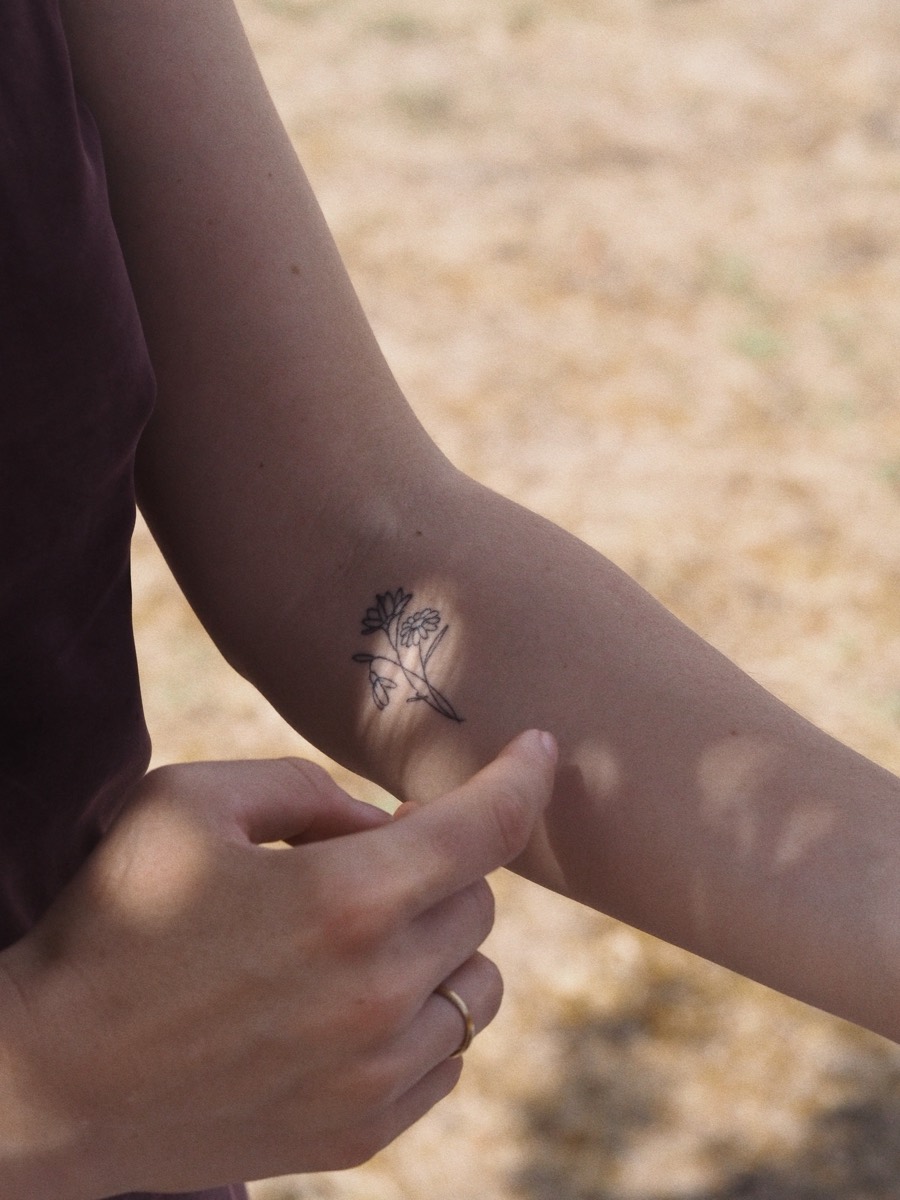 Piel al sol, detalle de un tatuaje floral