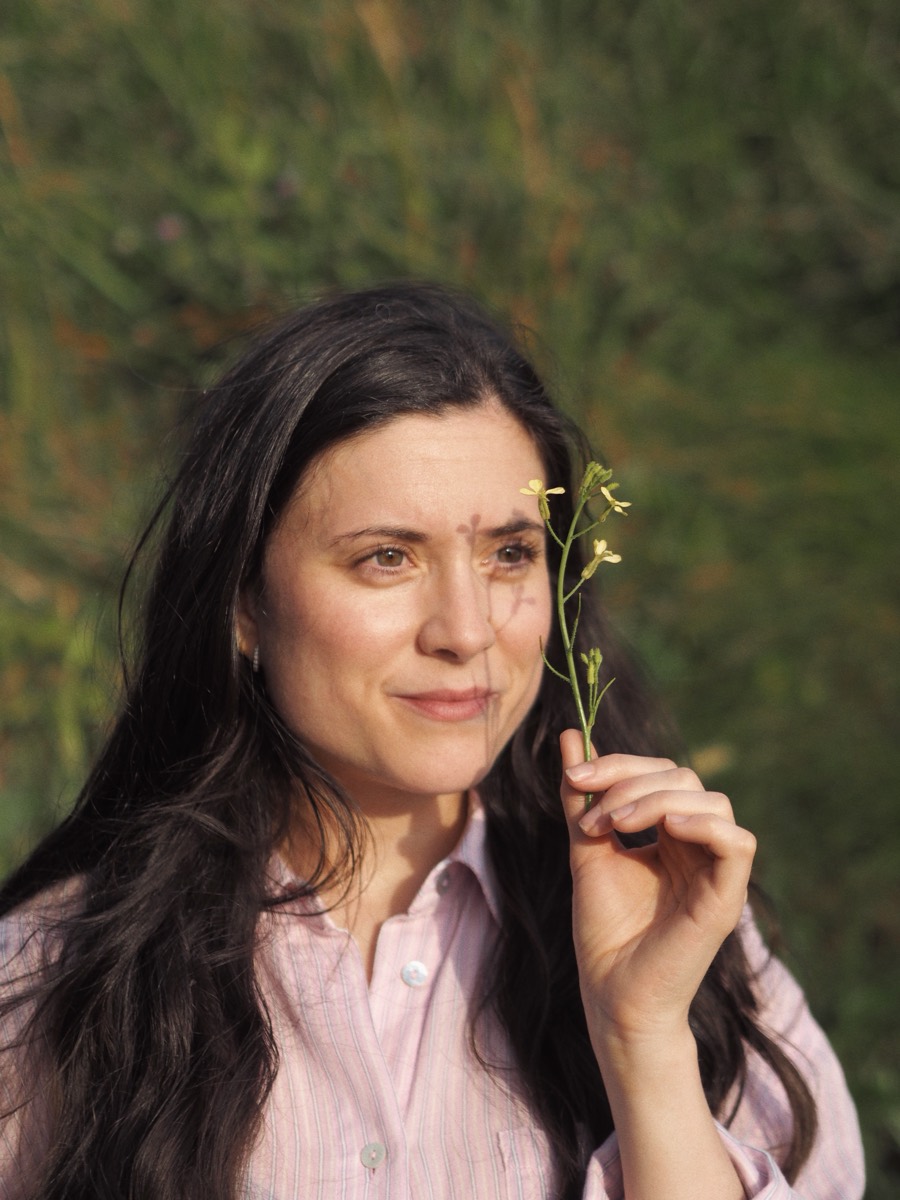 Sarai Orrego con una flor silvestre