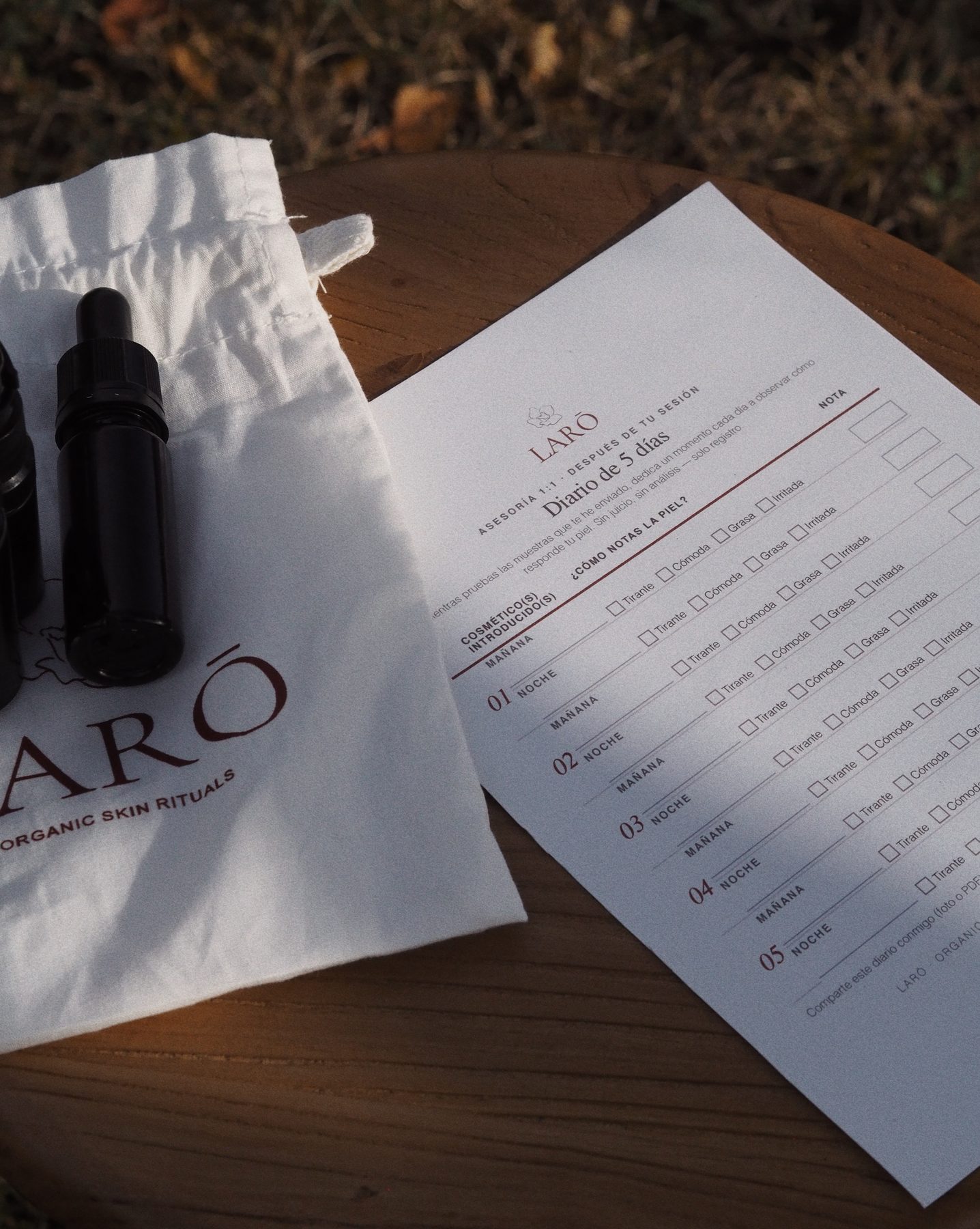 Diario de 5 días de GAROA junto a los sérums recomendados y la bolsa de tela de la marca